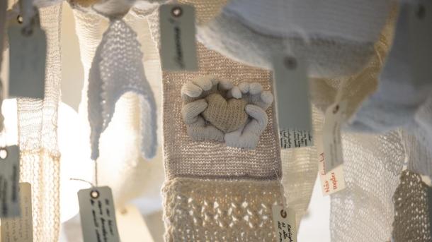 Forskellige strikkede udstillingsgenstande i lyse naturfarver