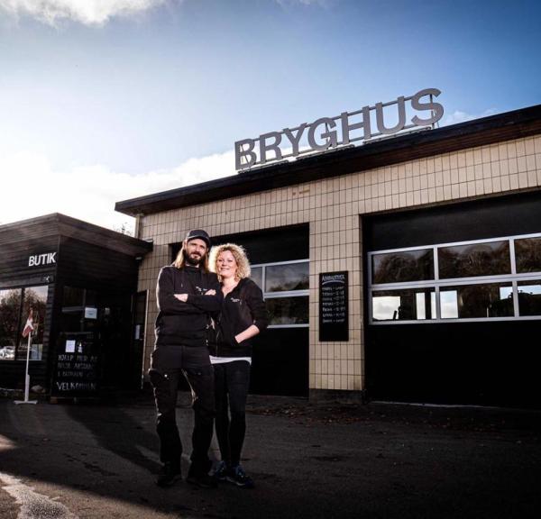 Par fotograferet foran Svendborgsund bryghus på Tåsinge vindeby