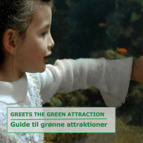Forsiden af "Guide til grønne attraktioner". Forsiden viser et nærbillede af en pige i hvid strikbluse set fra siden, som holder den ene arm frem mod noget, og teksten "Greets the Green Attraction. Guide til grønne attraktioner".