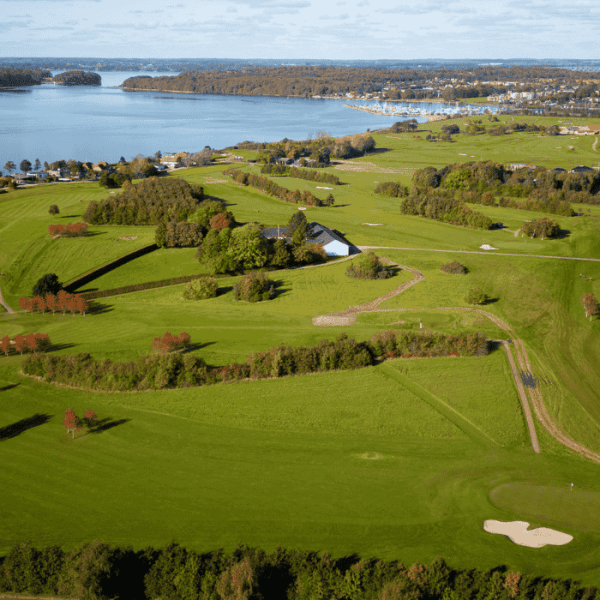 Luftfoto af golfbane tæt ved hav