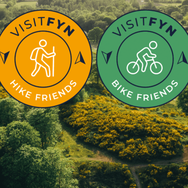 Svanninge bakker med grønt græs og grønne træer og grafiske logoer for bike og hike friends-konceptet