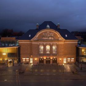 Odense Teaters murstensfacade i aftenbelysning