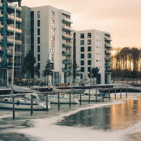 En havnefacade i vintertid med is på havoverfladen